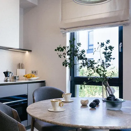 Victus Apartamenty, Azyl